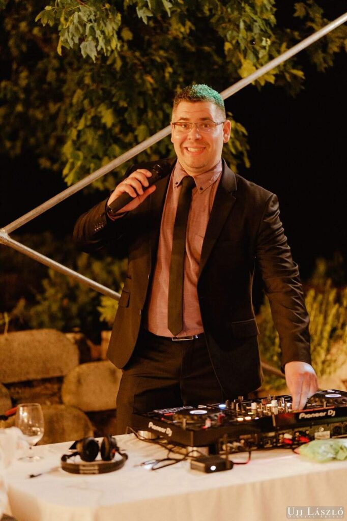 Bene Szabolcs Boki egyszerre ceremóniamester és DJ: mikrofonnal a keverőpultnál