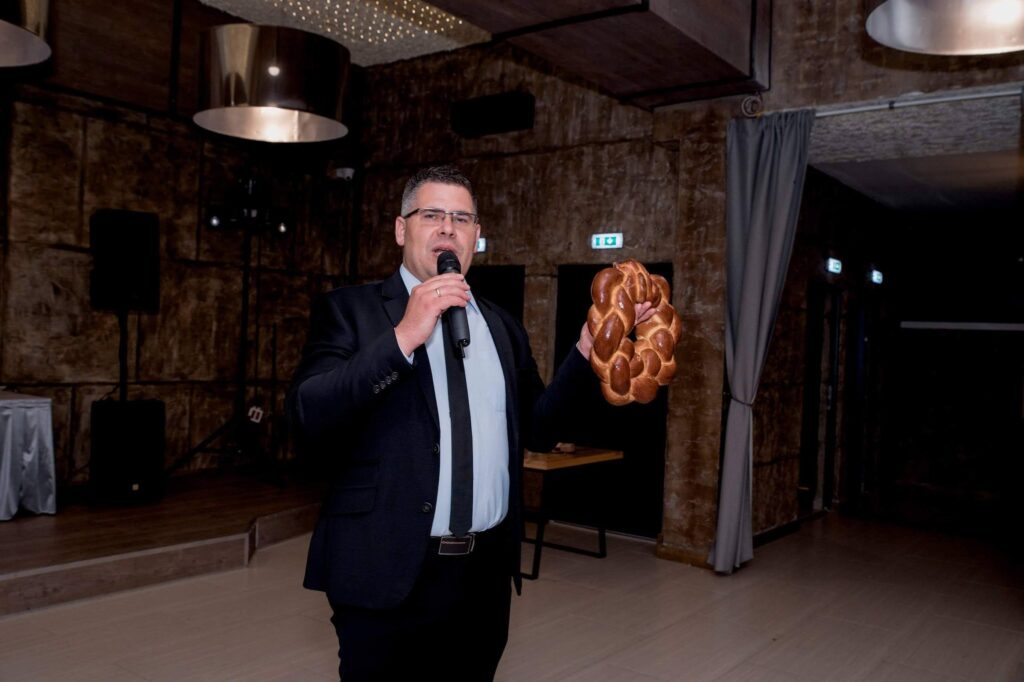 Bene Szabolcs Boki ceremóniamester az esküvői kalácsos köszöntőnél