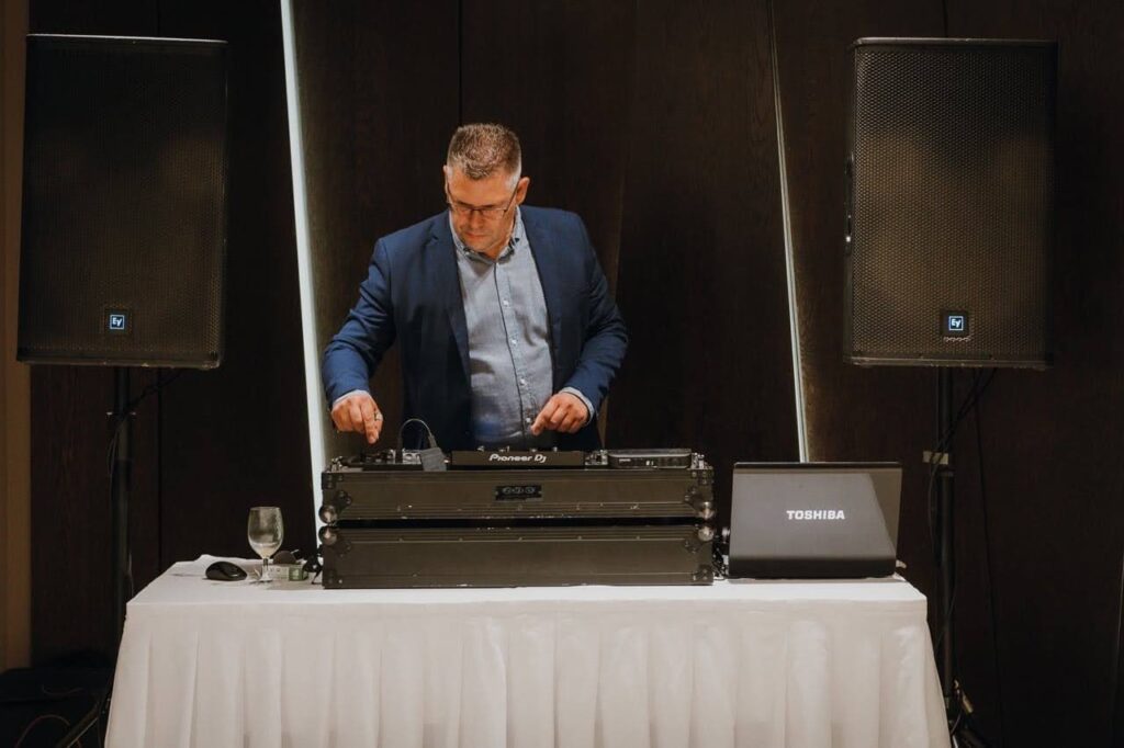 Bene Szabolcs Boki esküvői DJ a keverőpult mögött
