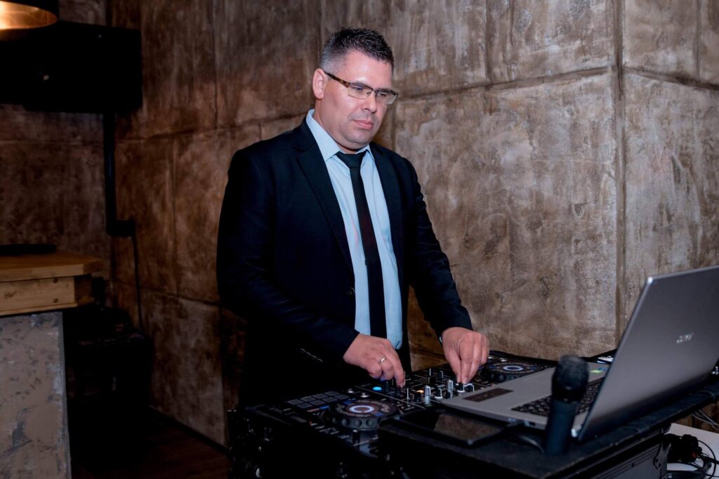 Bene Szabolcs Boki esküvői DJ-ként a keverőpultnál